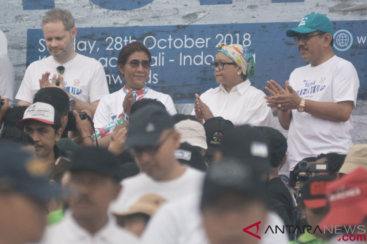 Two ministers lead beach cleaning action in Kuta