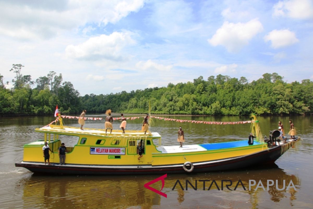 LPMAK hibahkan kapal penangkap ikan dan mobil kepada nelayan