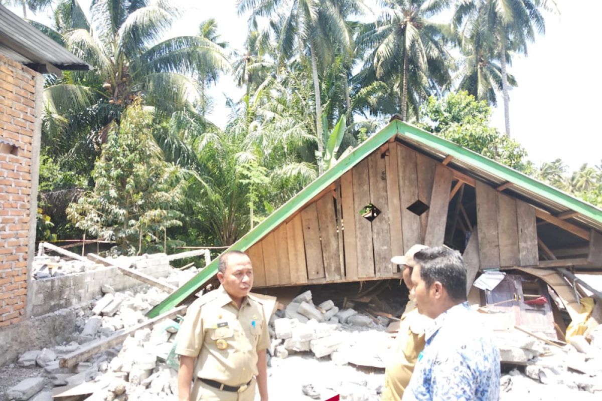 Jaringan listrik di Pasangkayu Sulbar masih terputus