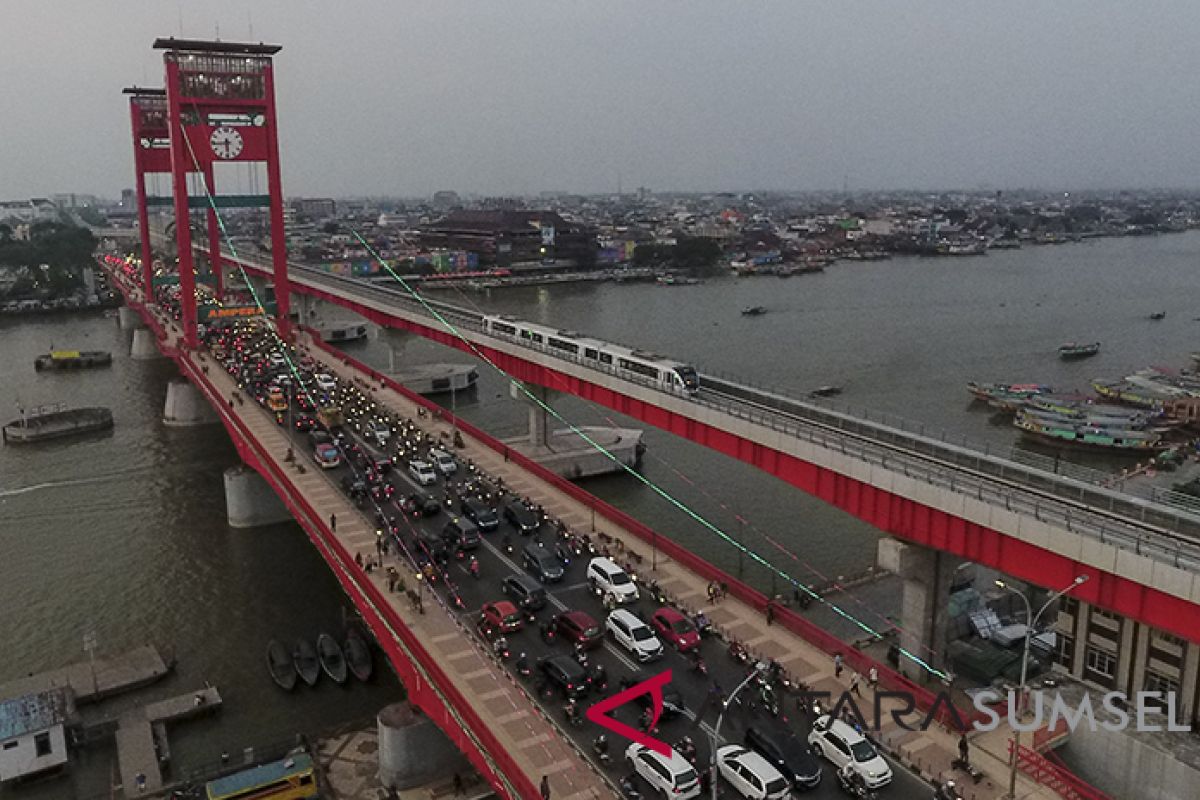 Jembatan ampera ditutup untuk pesta tahun baru