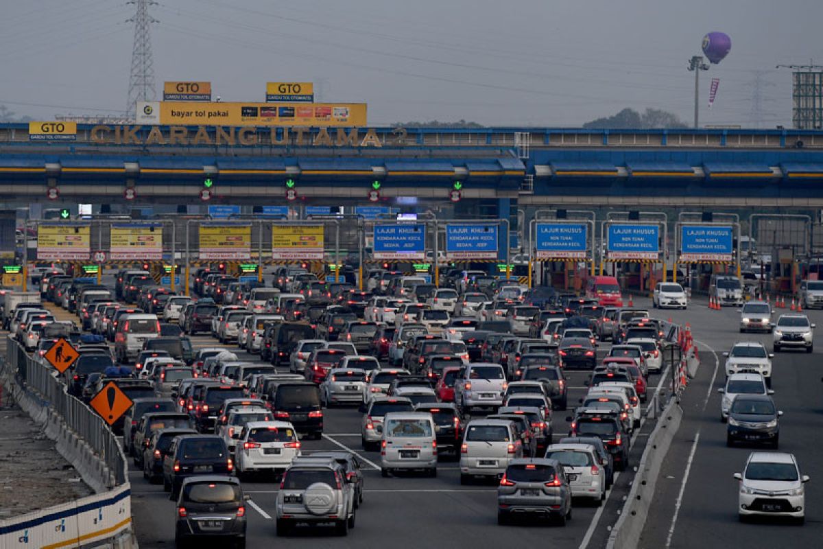 Tol jakarta-Cikampek macet pengendara diarahkan ke jalan arteri