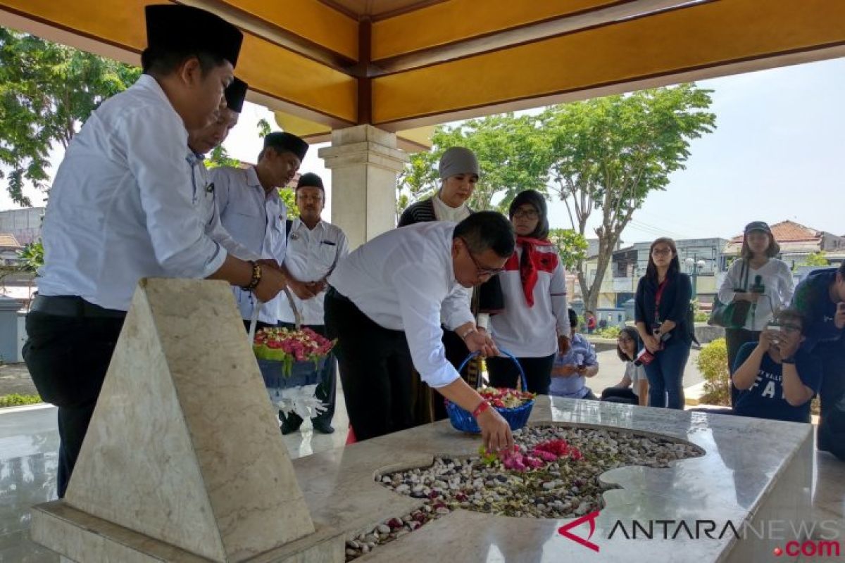 Sebelum Rakernas, Petinggi TKN Jokowi-Ma'ruf Ziarah Makam WR Soepratman