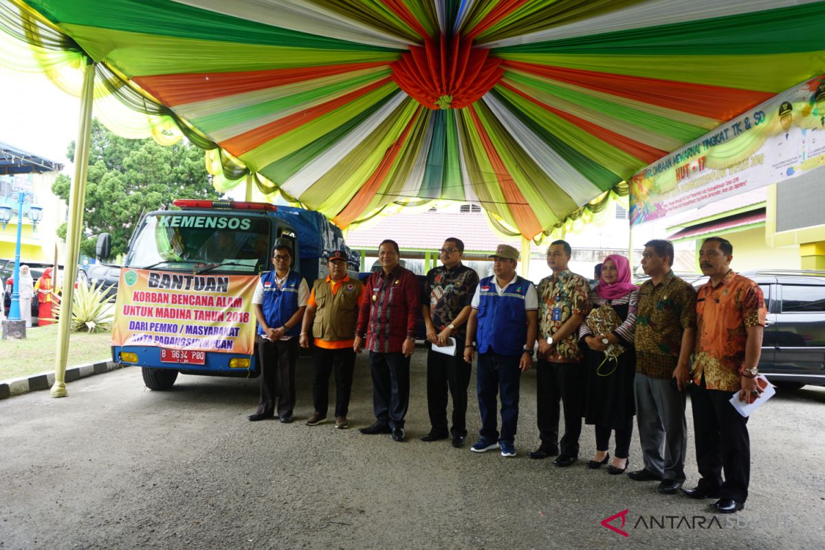 Wali Kota Padangsidimpuan salurkan bantuan korban banjir Madina