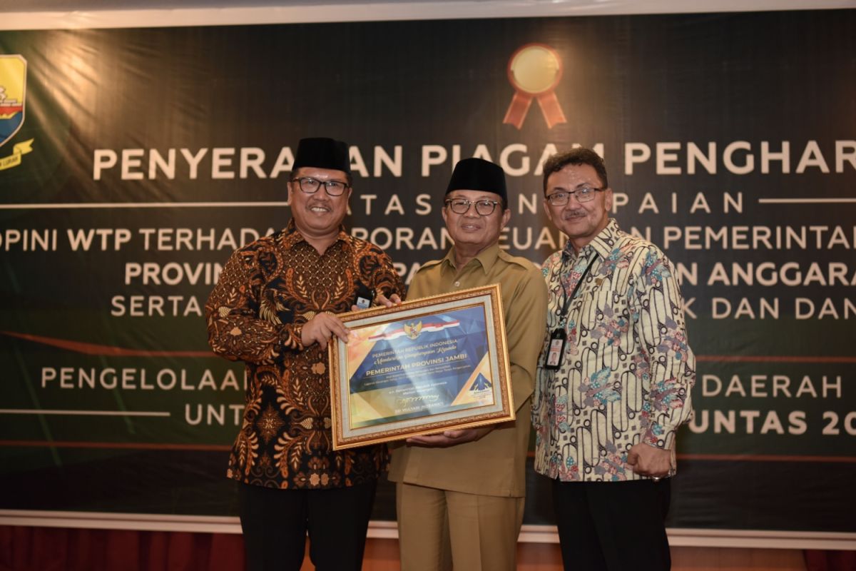 Plt Gubernur Jambi terima penghargaan opini WTP