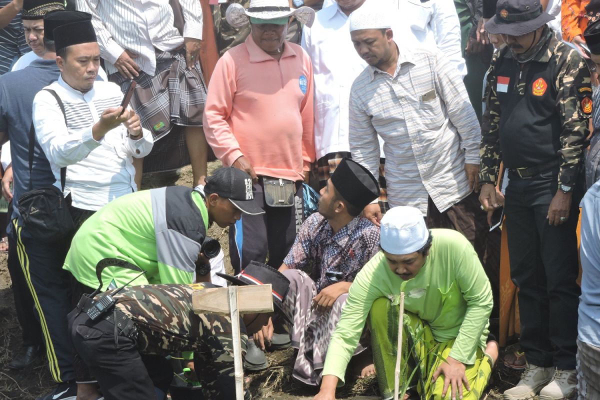 Santri Situbondo Tanam 10.000 Bakau Peringati HSN 2018 (Video)