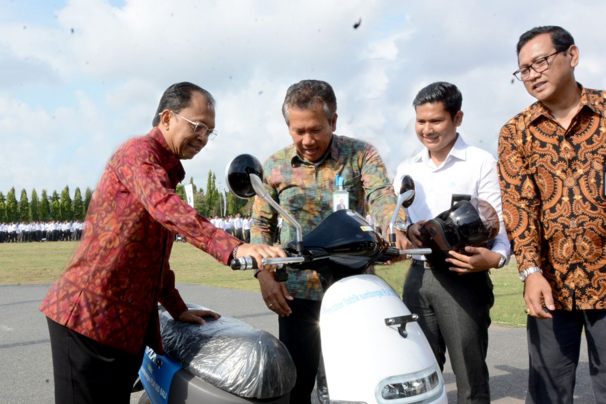 Gubernur Koster sampaikan rencana pembangunan kepada DPR