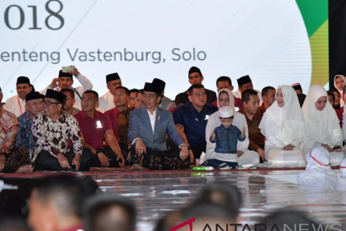 Di Apel Akbar Santri, Jokowi ajak cucu ramai dikomentari netizen