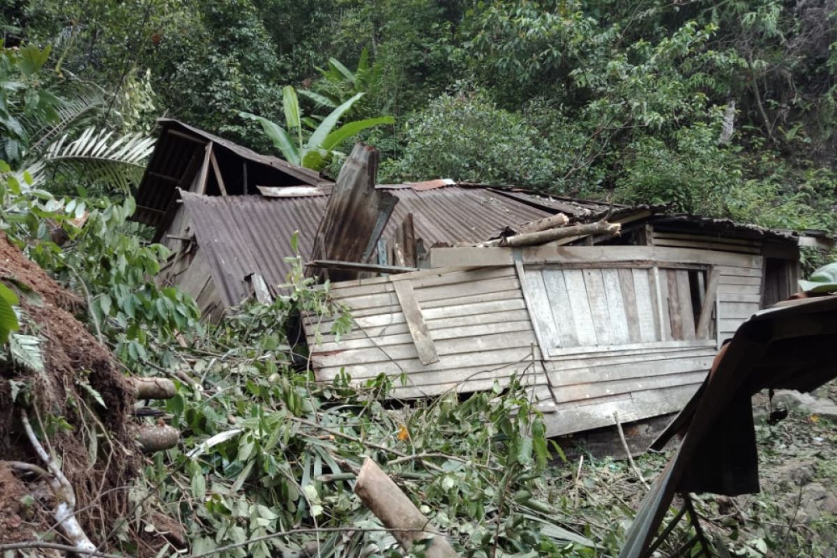 Satu unit rumah rusak dihantam longsor di Sitahuis