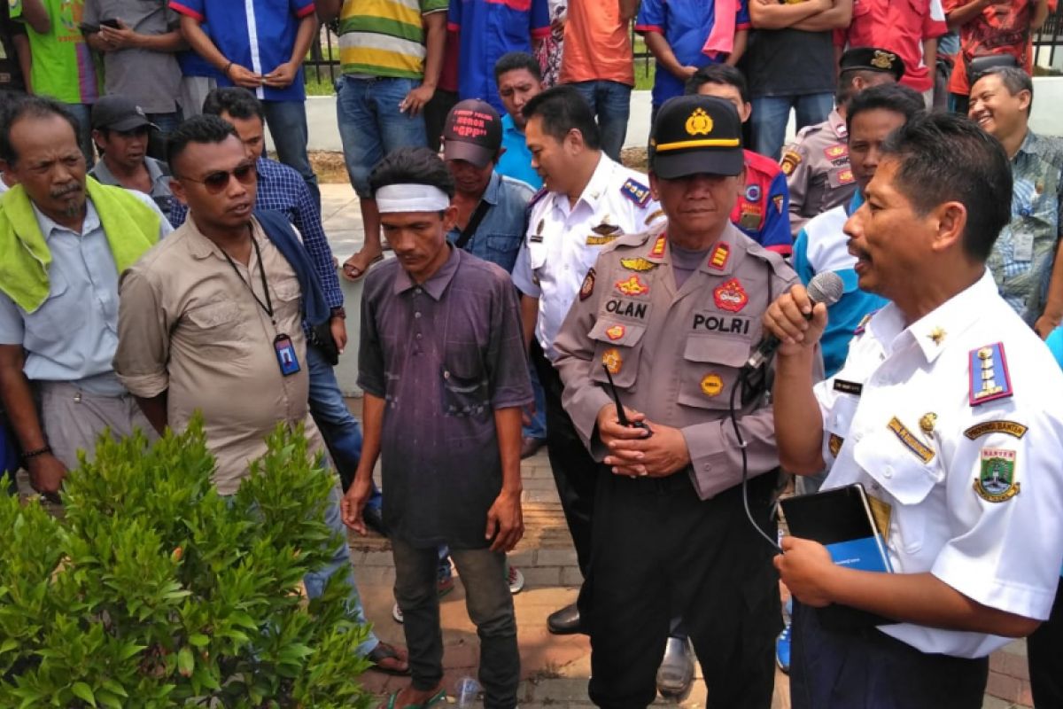 Dishub Banten Diminta Tertibkan Angkot Ilegal