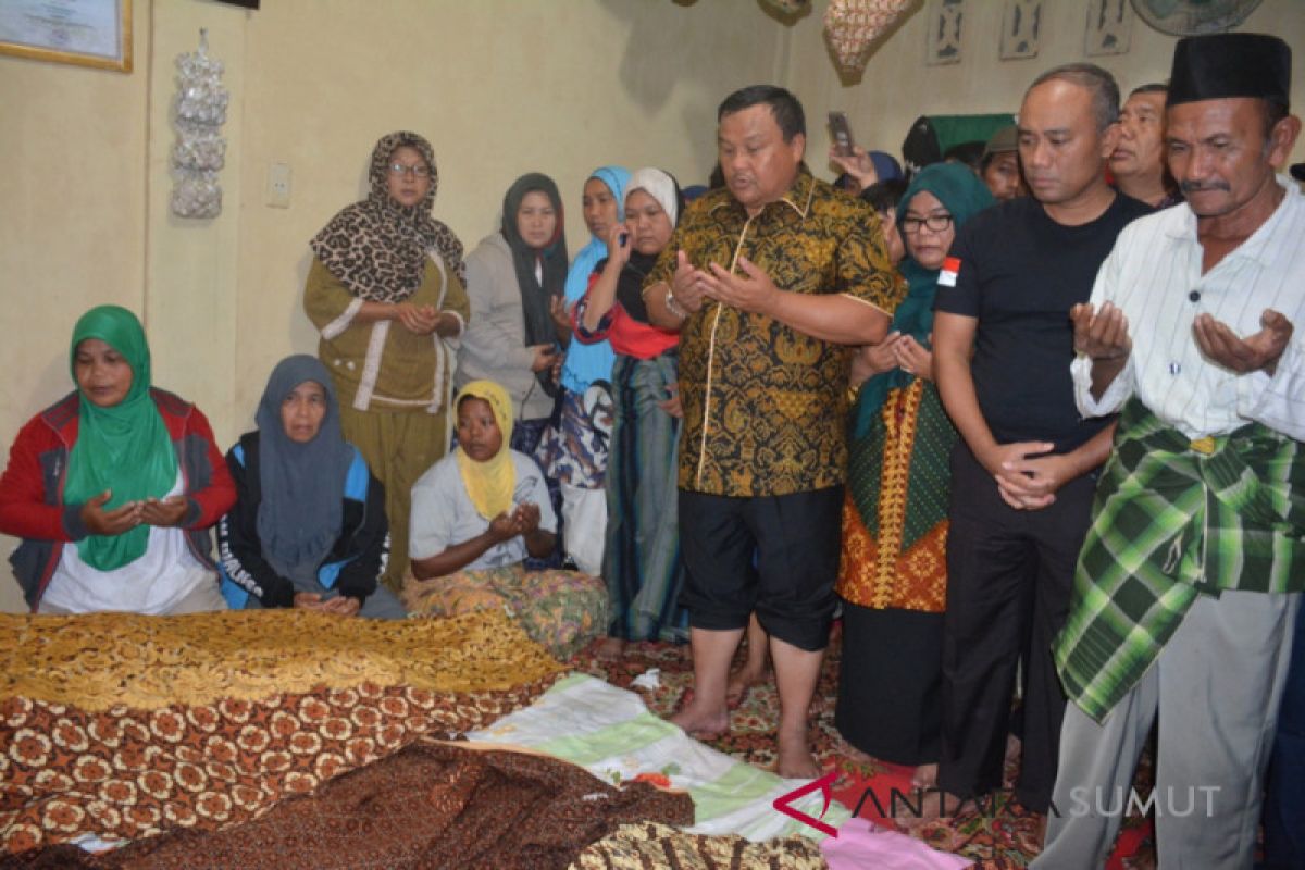 Walikota Sibolga doa bersama di rumah duka