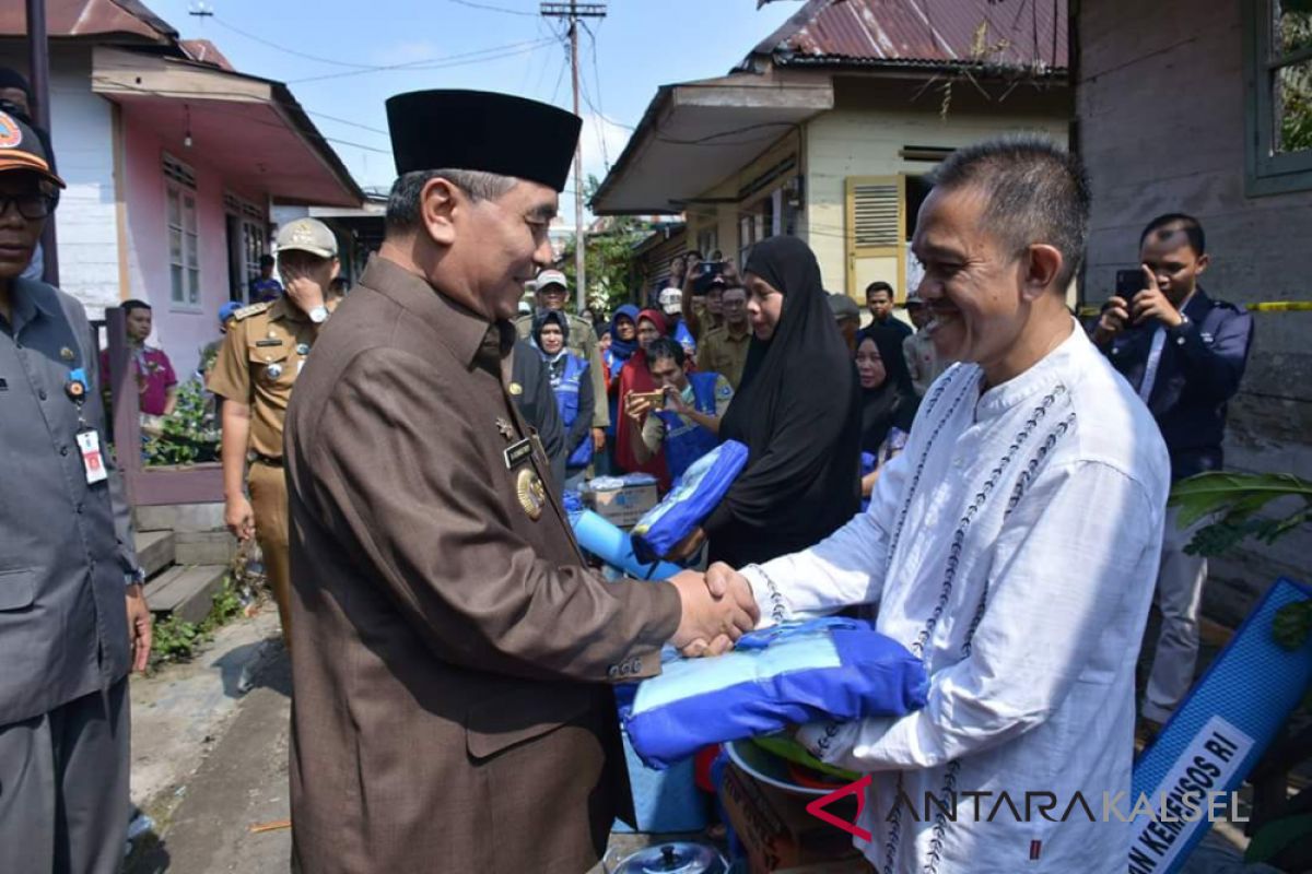 Bupati HSS serahkan bantuan cepat tanggap untuk korban kebakaran