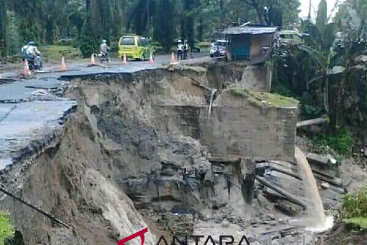 Ruas jalan provinsi di Simalungun amblas