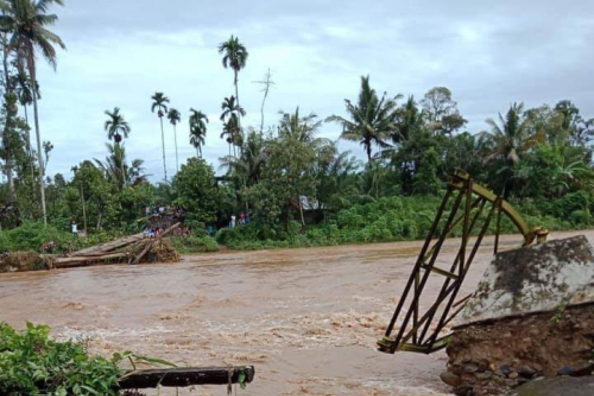 875 kepala keluarga di Pasaman Barat terisolasi akibat jembatan terputus