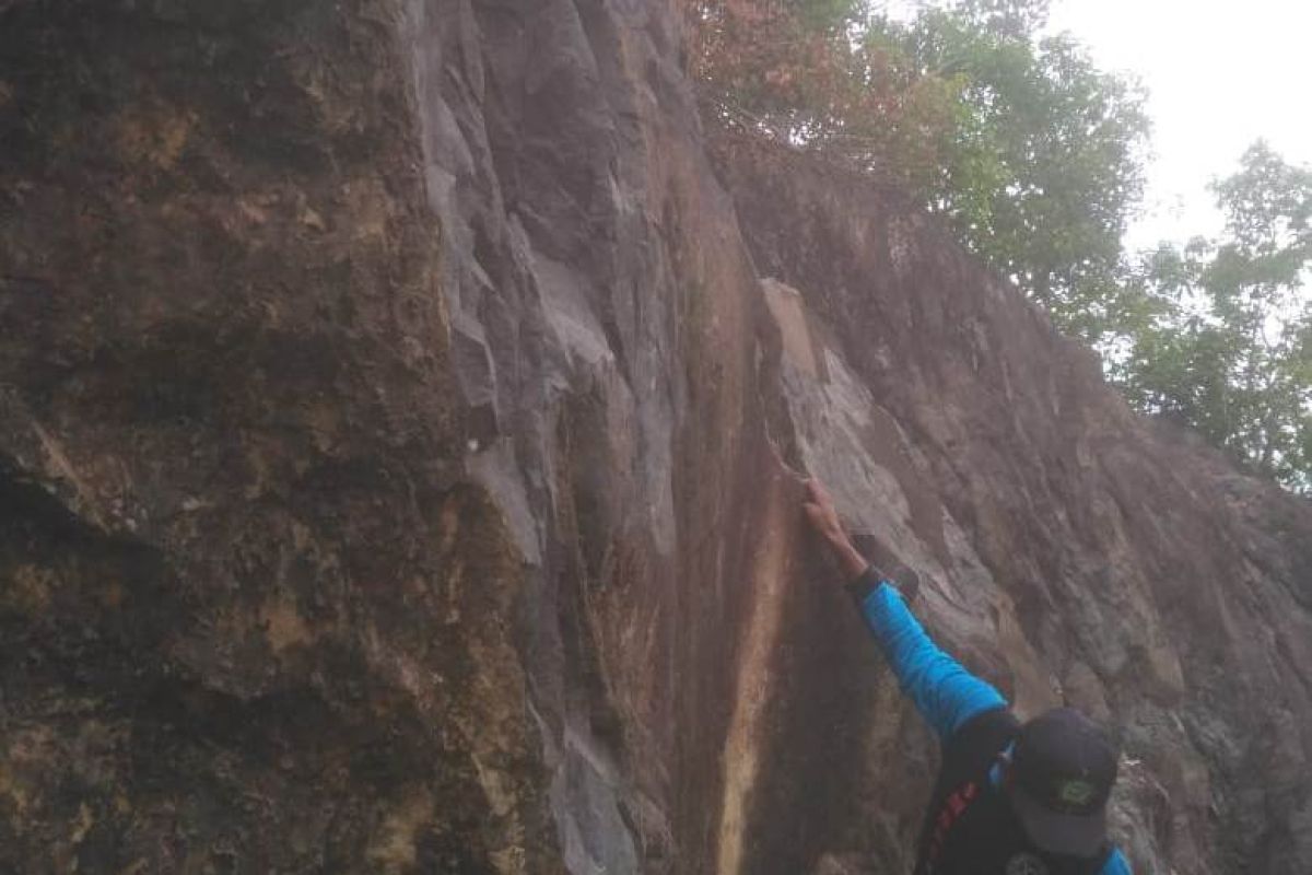 Atlet Kayong Utara berlatih di tebing batu