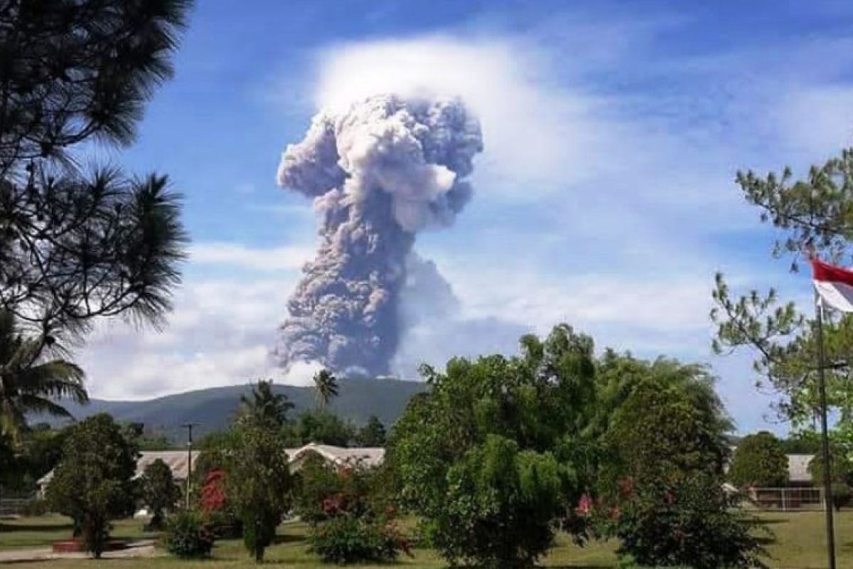 Gunung Soputan masih alami tremor dan erupsi