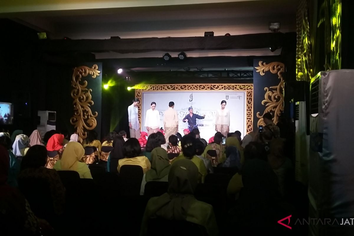 Tari Perjalanan Sehelai Kain tampil pada Hari Batik 2018