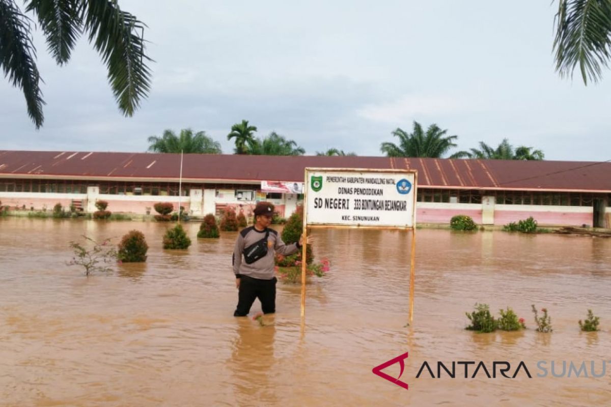 Dua desa dikecamatan Batahan dan Sinunukan juga terkena banjir