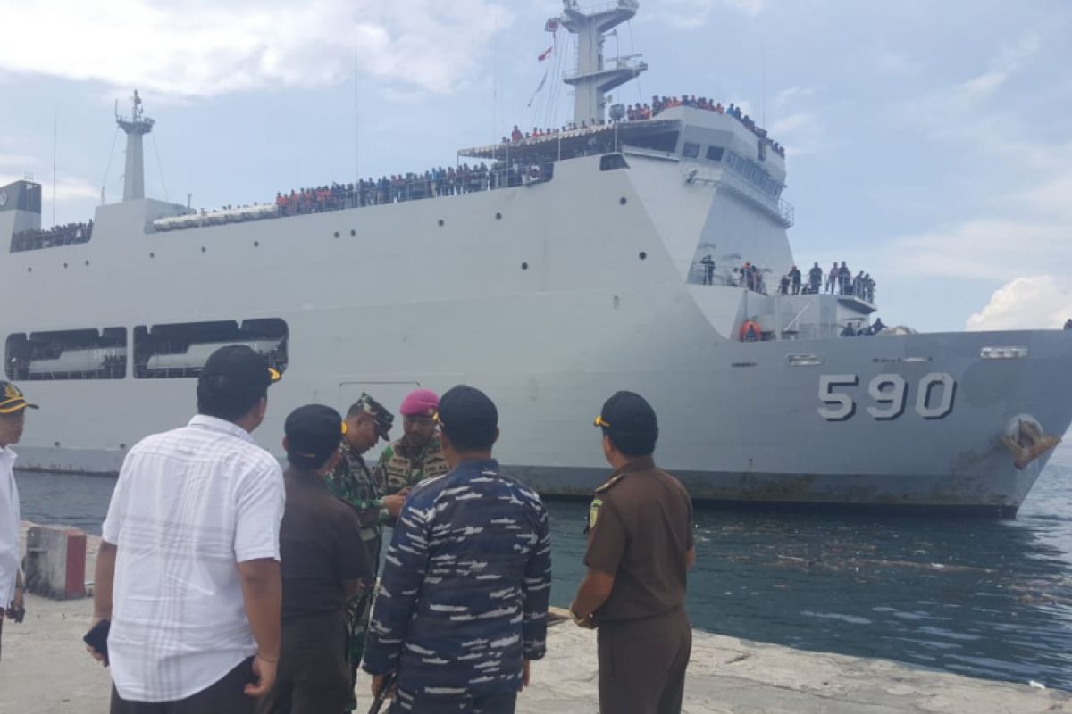 KRI Makassar kirim bantuan logistik ke Palu