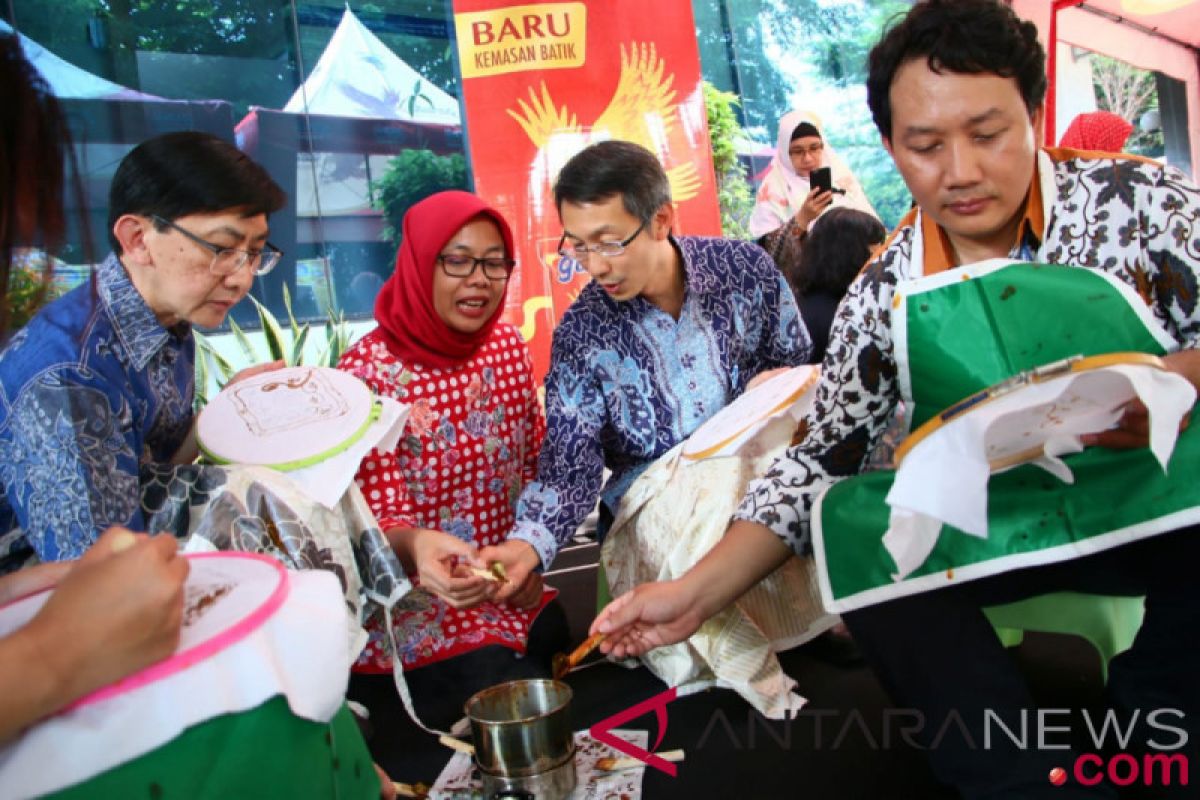 Cara unik karyawan peringati Hari Batik Nasional