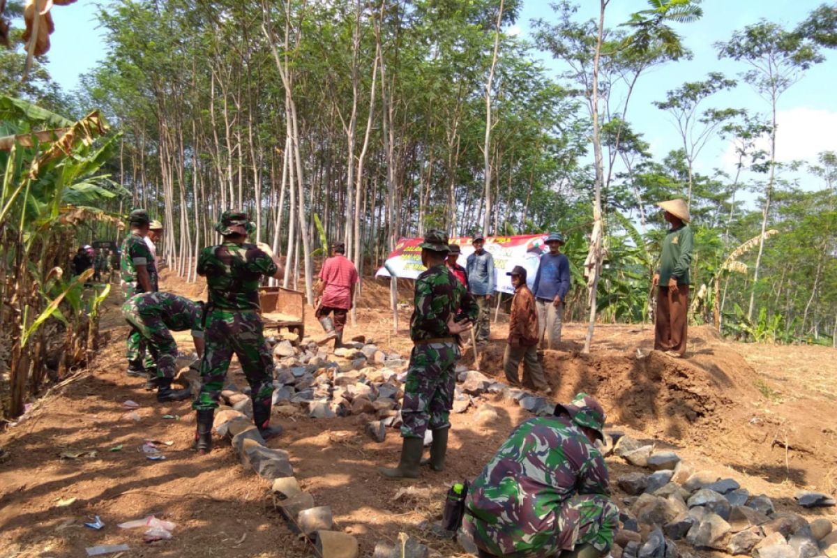 TMMD bangun jalan Desa Tanjung Kecamatan Teriak