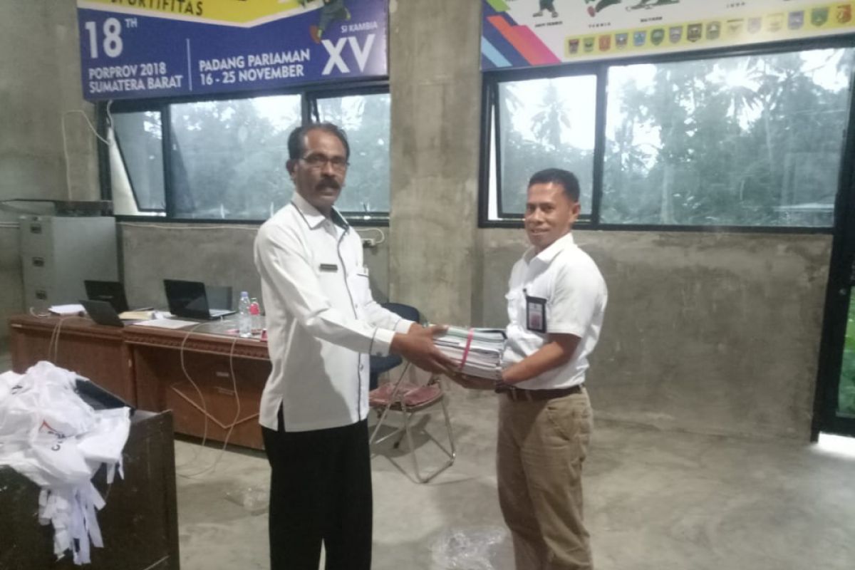 Paman Birin naiki kendaraan tempur Anoa milik Yonif 623/BWU