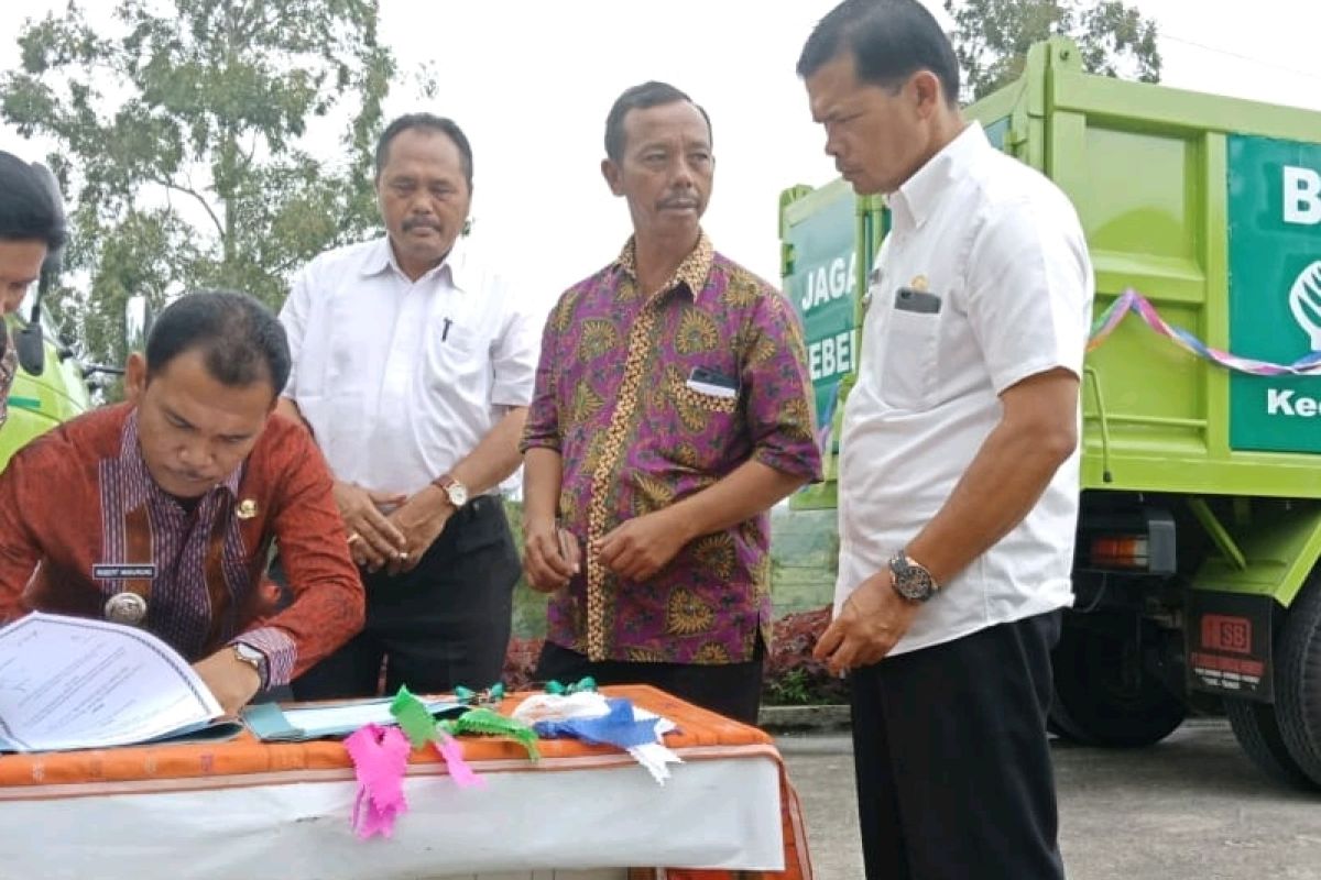 Toba Plup bantu truk sampah dukung Danau Toba