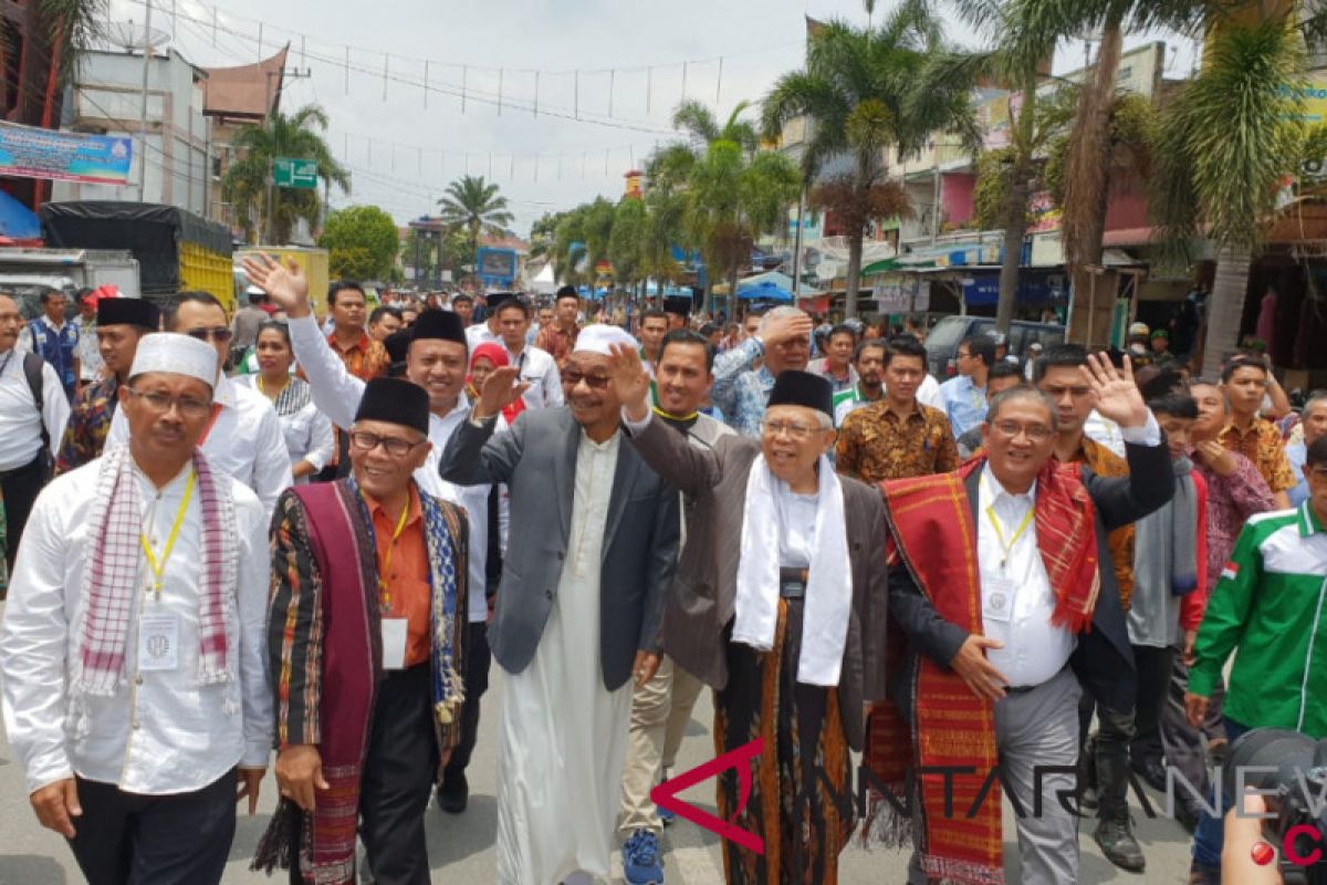 Ma'ruf Amin shalat Jumat di Balige