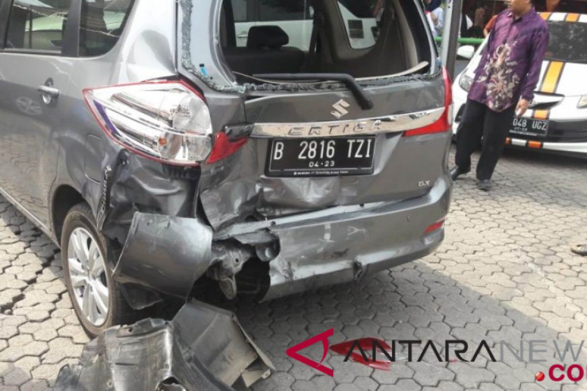 Pengemudi tabrak sembilan mobil ganti kerugian