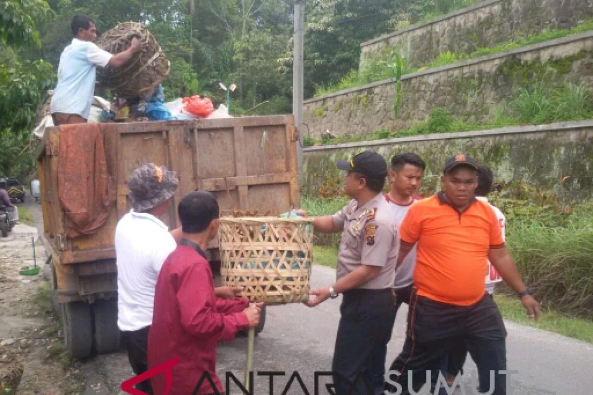 Edukasi menjaga kebersihan Parapat