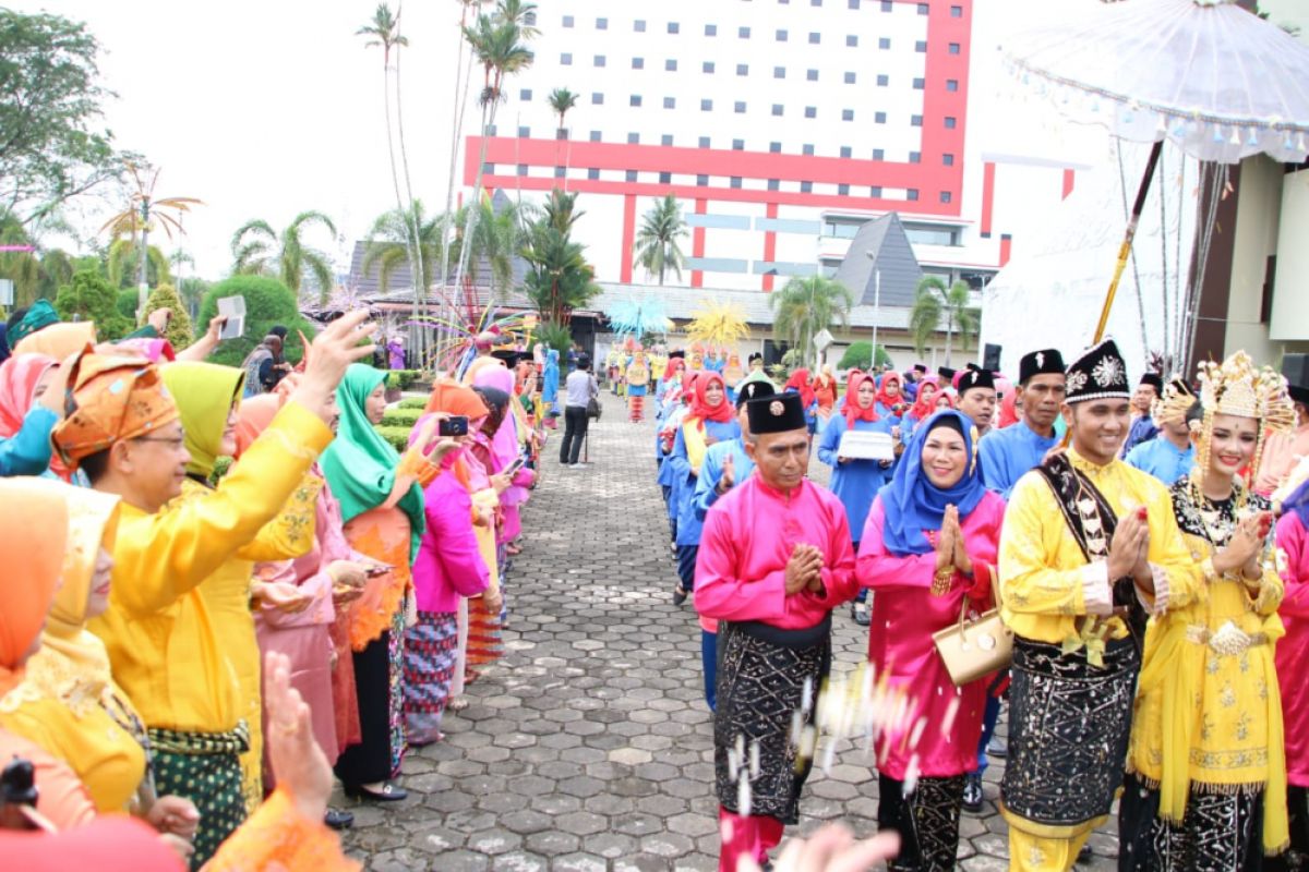 Festival arakan pengantin meriahkan HUT Kota Pontianak ke-247