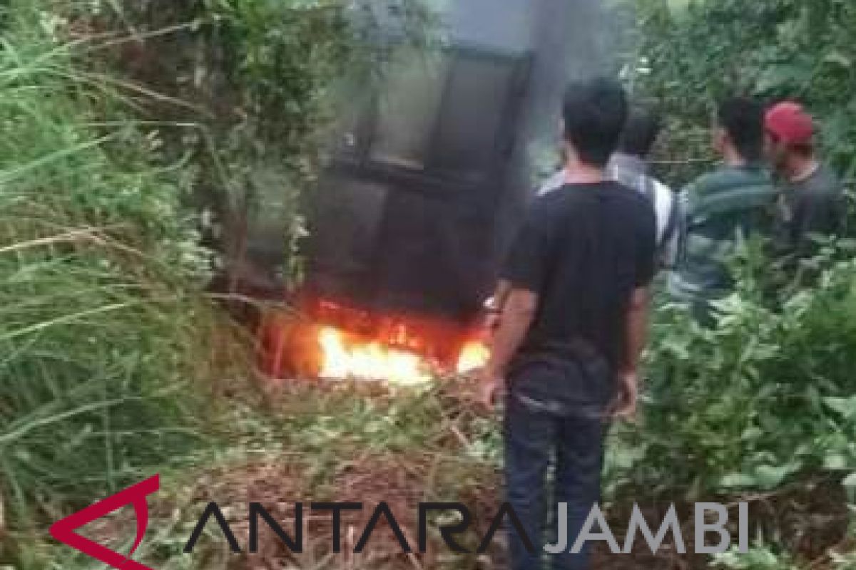 Warga bakar truk angkutan batu bara di Batanghari