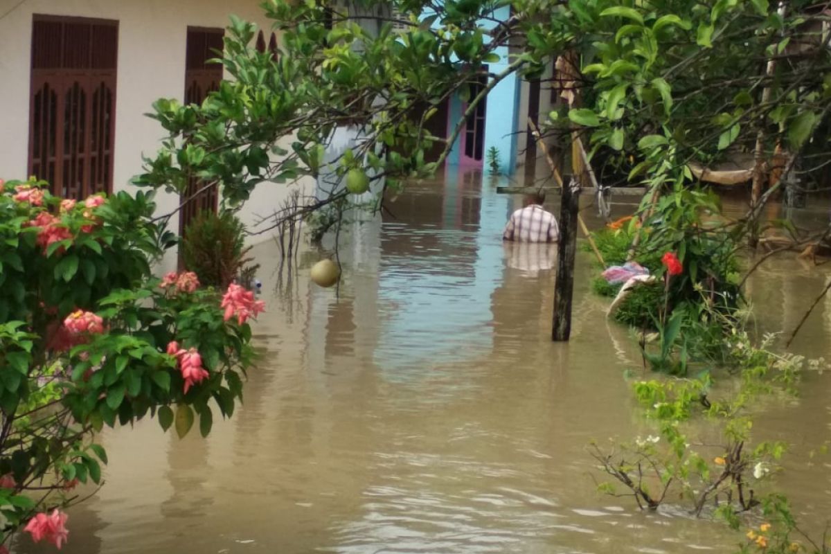 Dampak banjir, tanggul di Langkat jebol