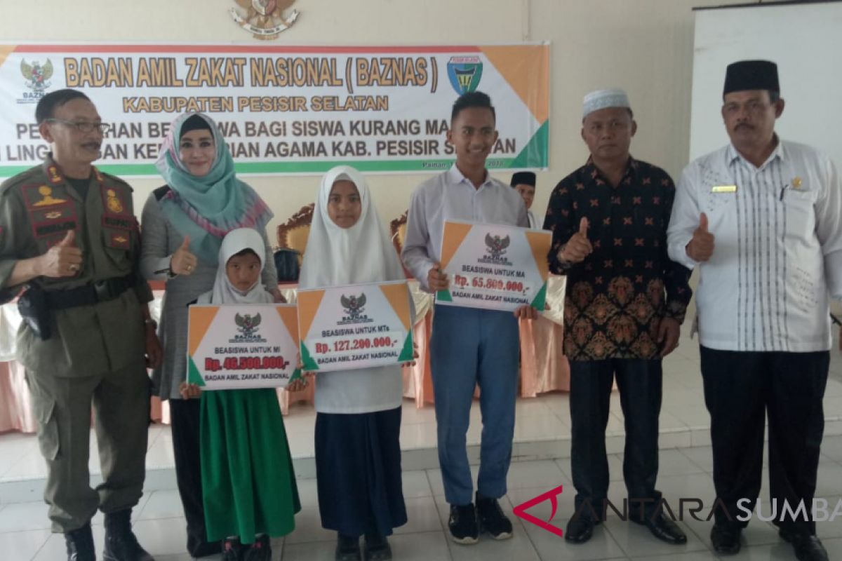 Baznas Pesisir Selatan serahkan beasiswa ke 339 pelajar