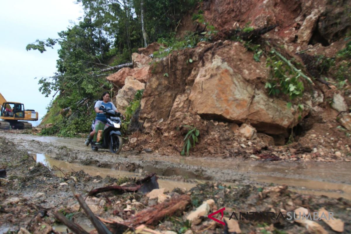 Jalan Goiso Oinan longsor dan terban, di Sipora Utara Mentawai