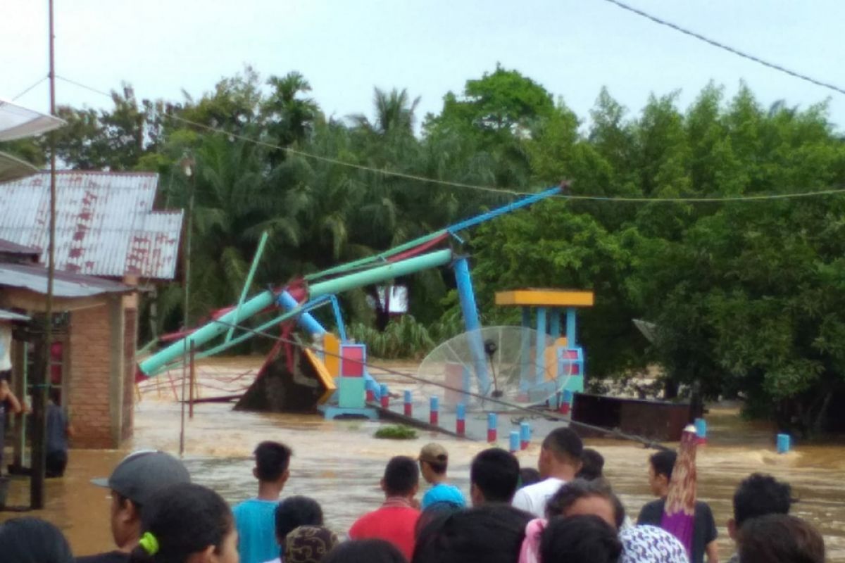 Tim BPBD Pasaman Barat masih berupaya evakuasi para korban banjir