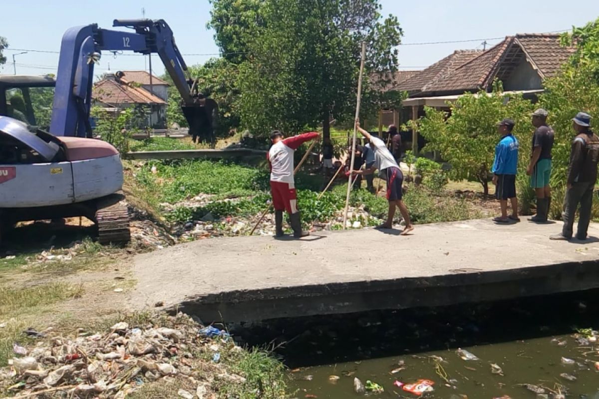 Lapindo Bersama Warga Bersihkan Sampah Sungai Kedungbanteng