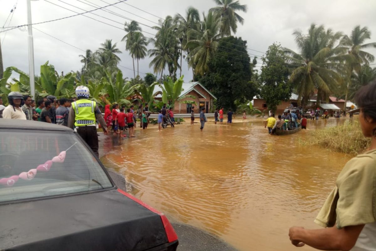 Banjir masih merendam jalan Simpang Empat-Ujung Gading, akses transportasi masih lumpuh