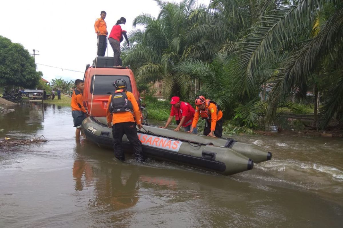 125 warga Rantau Panjang Sasak Pasaman Barat berhasil dievakuasi