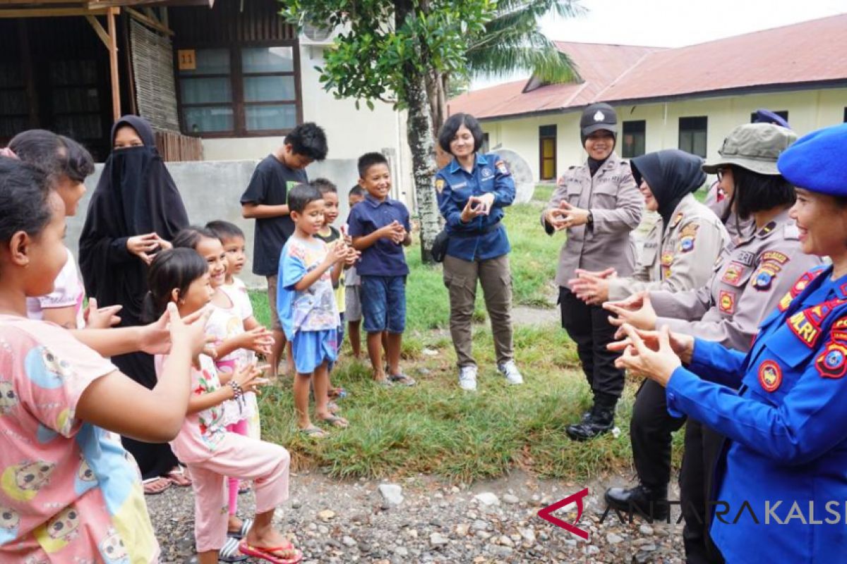 South Kalimantan's trauma healing team entertain evacuee children