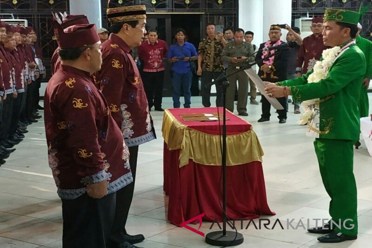 Lantik Taufiq Mukri jadi Ketua Umum DAD Kotim, ini pesan Agustiar