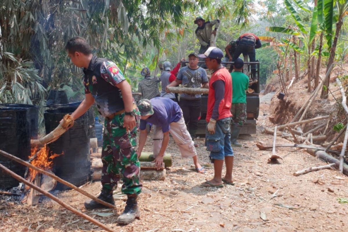 Pengaspalan jalan penghubung Desa Durenomo dimulai