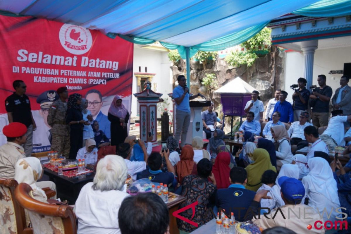 Peternak ayam keluhkan pakan ternak impor kepada Sandiaga