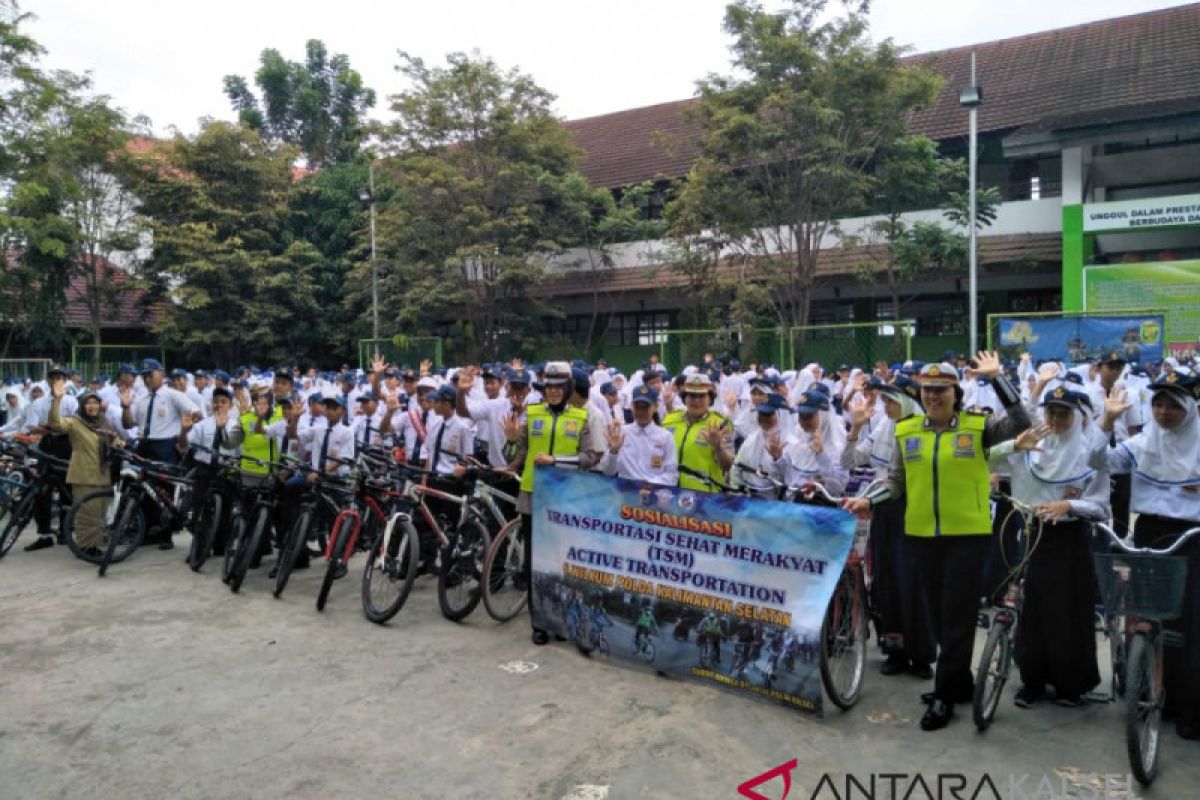 Traffic police invites students to cycling to school