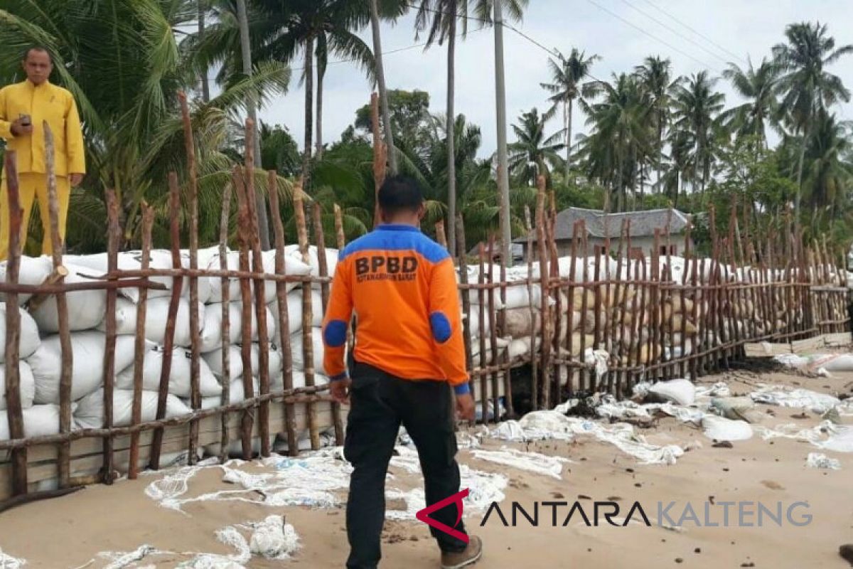 BPBD Kobar gunakan 1.000 karung pasir tanggulangi abrasi Pantai Keraya