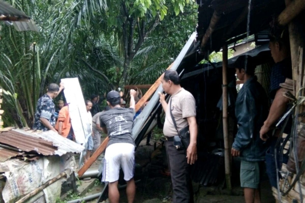 Empat rumah rusak diterjang puting beliung