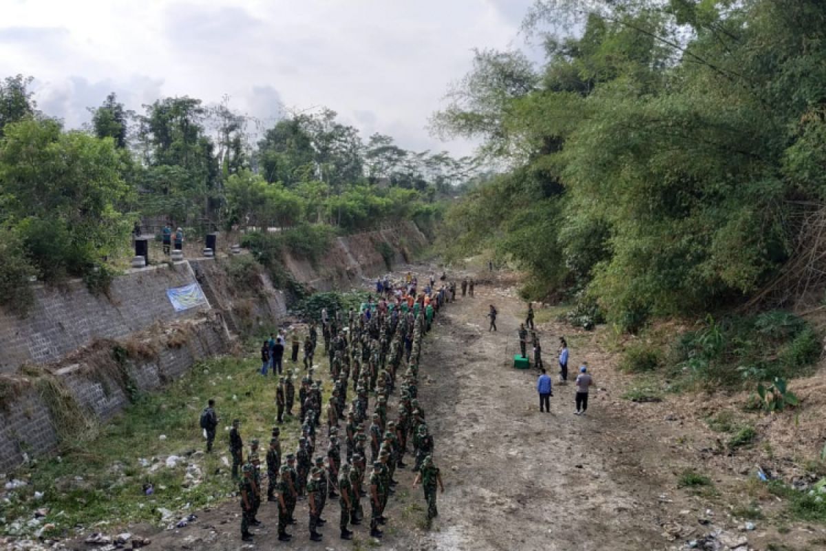 Ratusan Anggota TNI di Trenggalek  Kerja Bakti Bersihkan Sungai