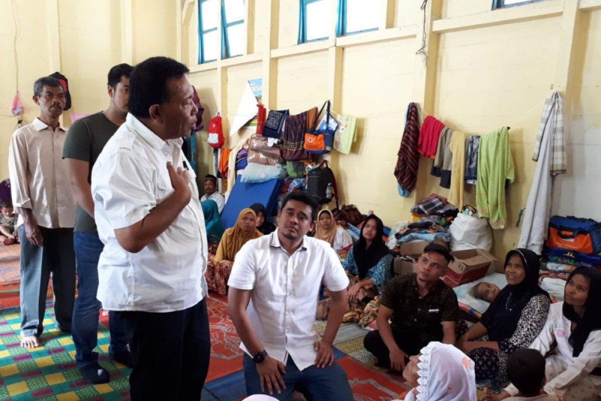 Boby Nasution serahkan bantuan banjir Muara Saladi
