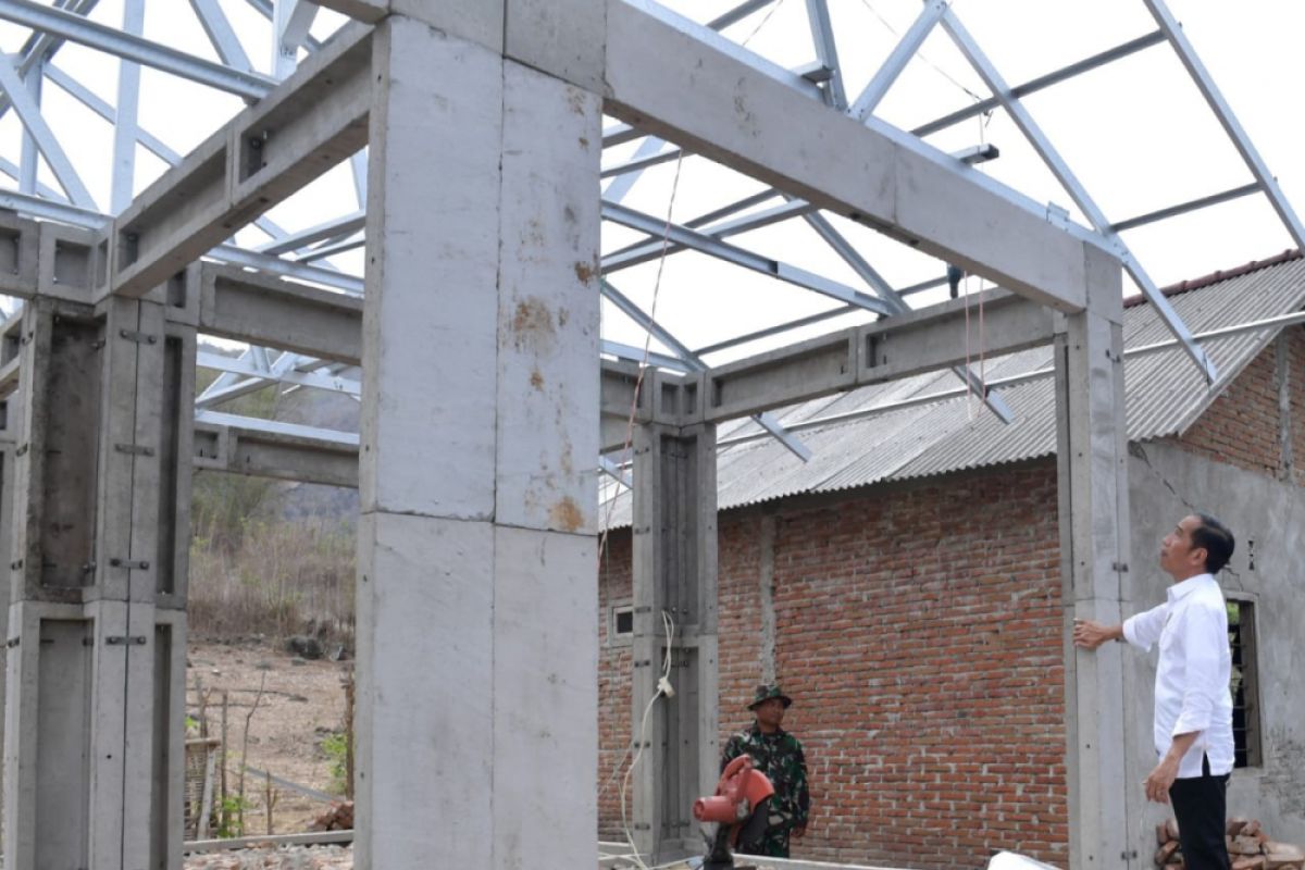 Jokowi reviews construction of quake-resistant houses in W Sumbawa