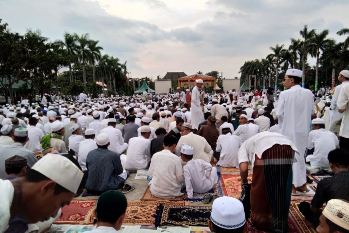 Habib Syech buat puluhan ribu warga Banjarmasin bersholawat