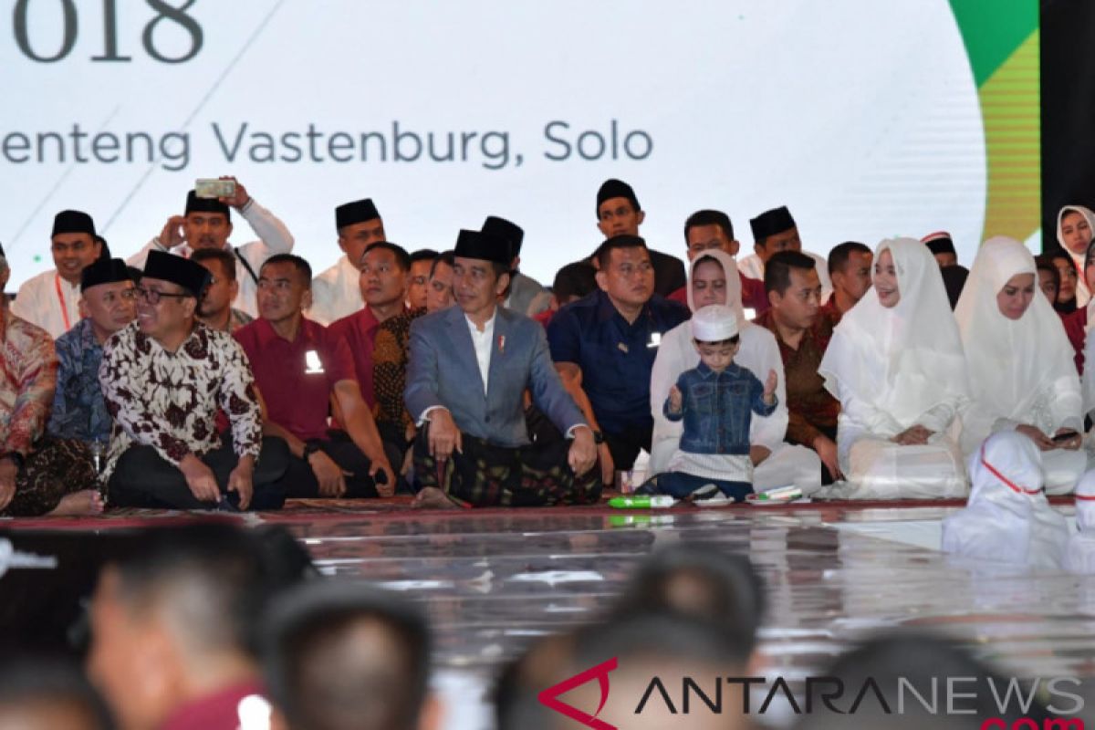 Jokowi calls on Islamic boarding school students to reaffirm unity